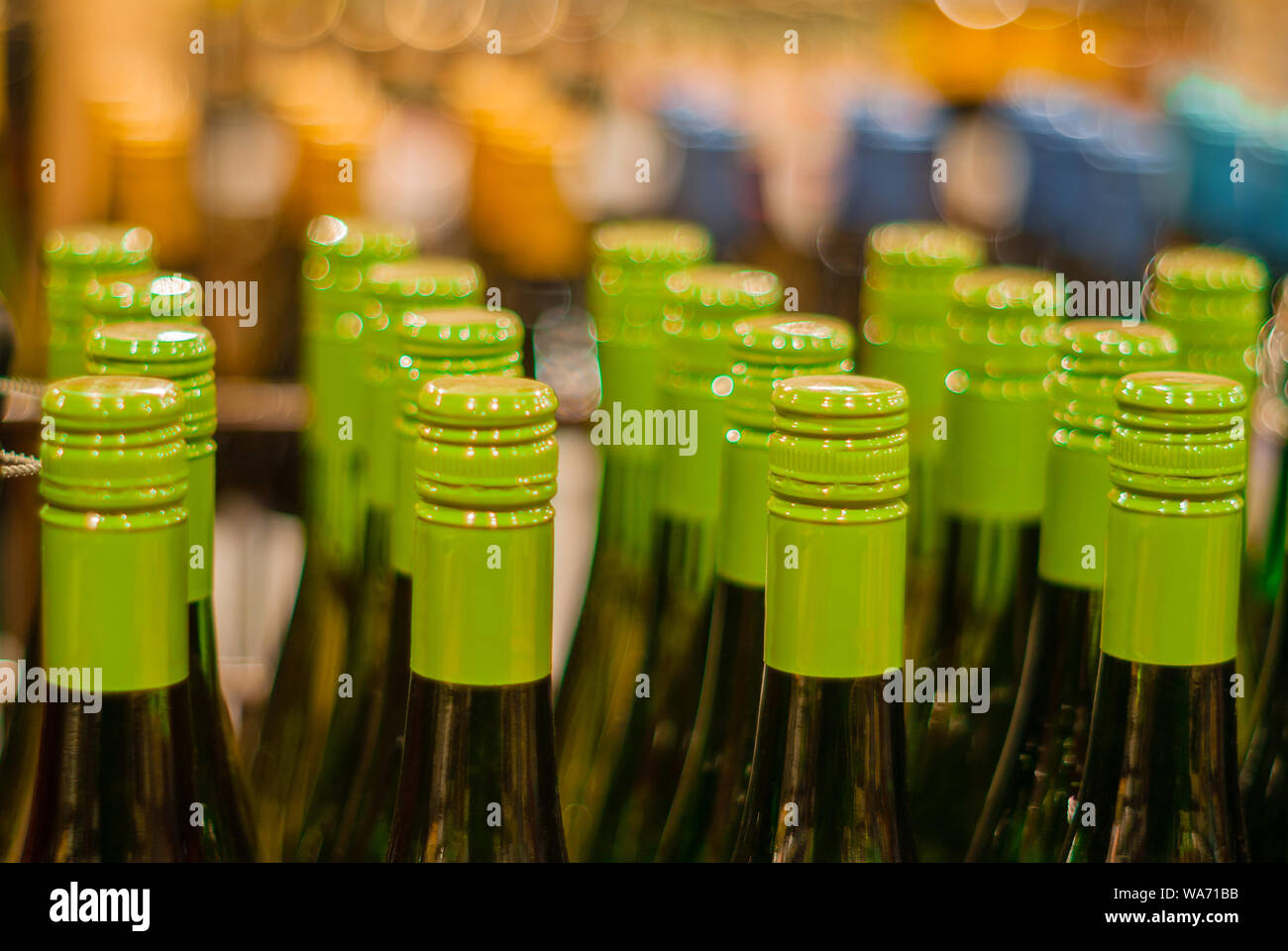 Close-up di colli di bottiglia nelle bottiglie in un cassetto Foto Stock