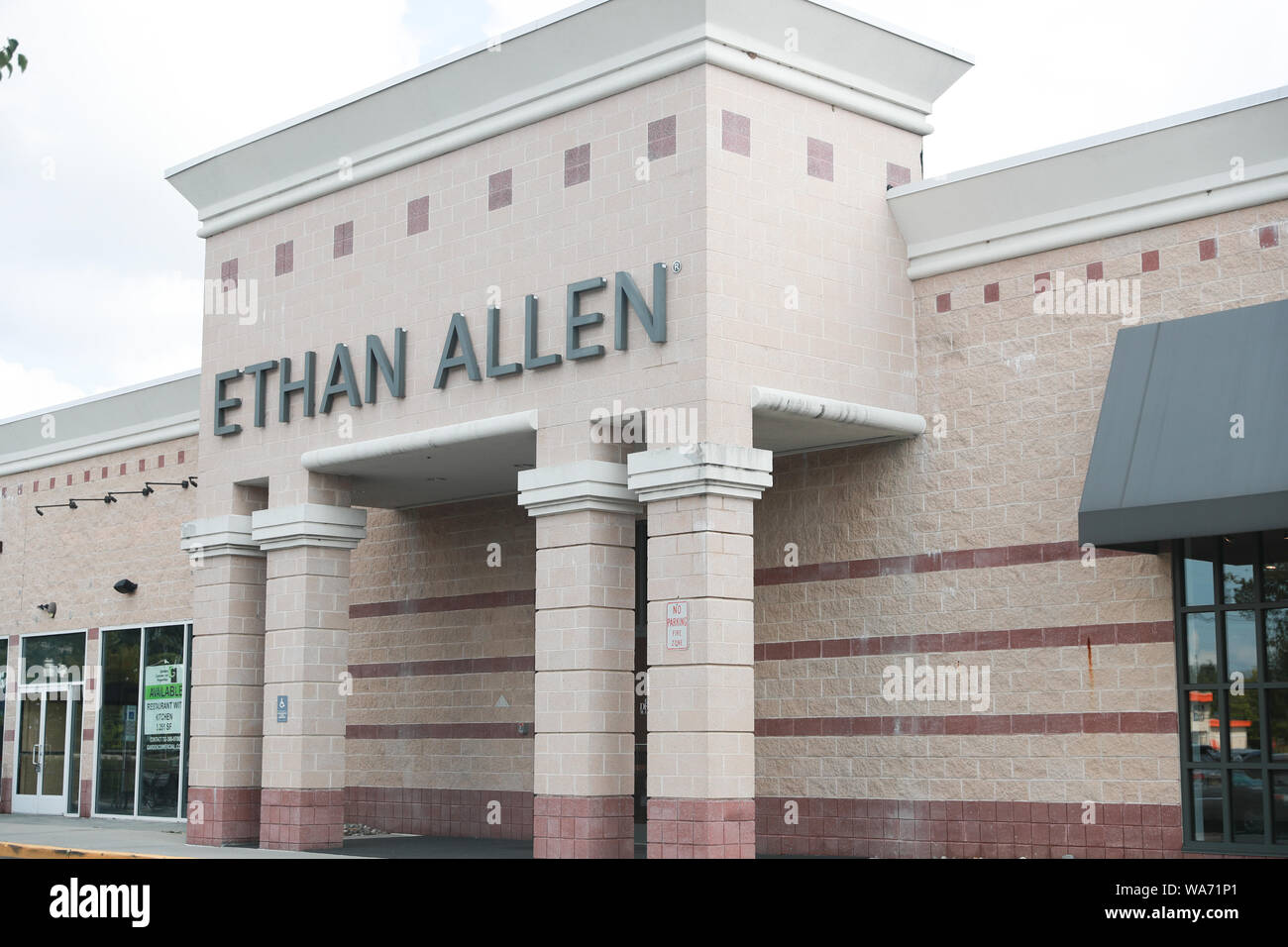 Princeton New Jersey, Stati Uniti d'America, 3 Agosto 2019: Ethan Allen store esterno e logo. Thomasville Furniture Industries è una linea completa di produttore di mobili Foto Stock