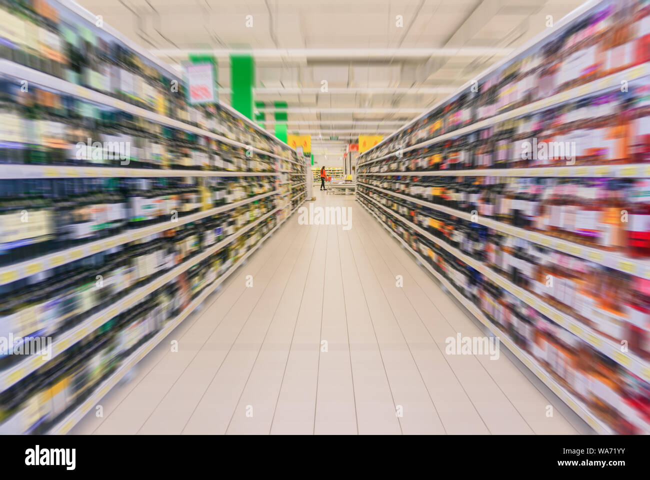 Interno del vino dipartimento di commercio al dettaglio di alimentari supermercato di sfocatura radiale Foto Stock