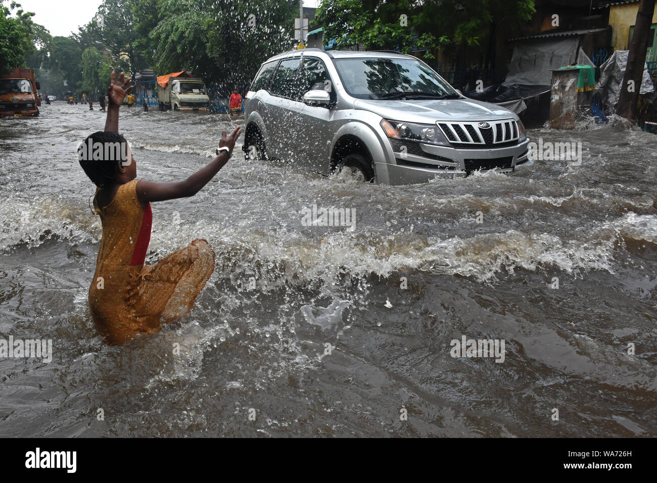 Un locale di bambini che giocano in acqua strada registrati in Kolkata Foto Stock