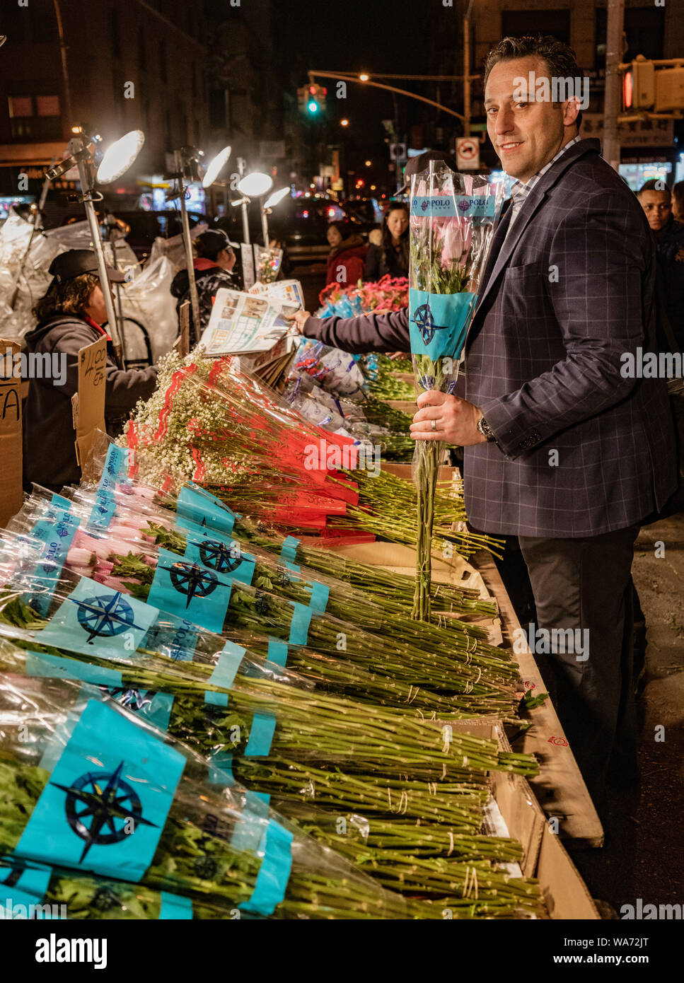 La città di New York New York, Feb 14, 2018: uomo acquista i fiori per San Valentino da venditore ambulante in New York City Foto Stock