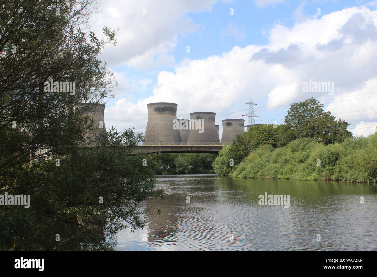 PowerStation Ferrybridge vicino al Aire e Calder canal con il vecchio A1 Great North Road, Knottingley West Yorkshire Gran Bretagna Foto Stock