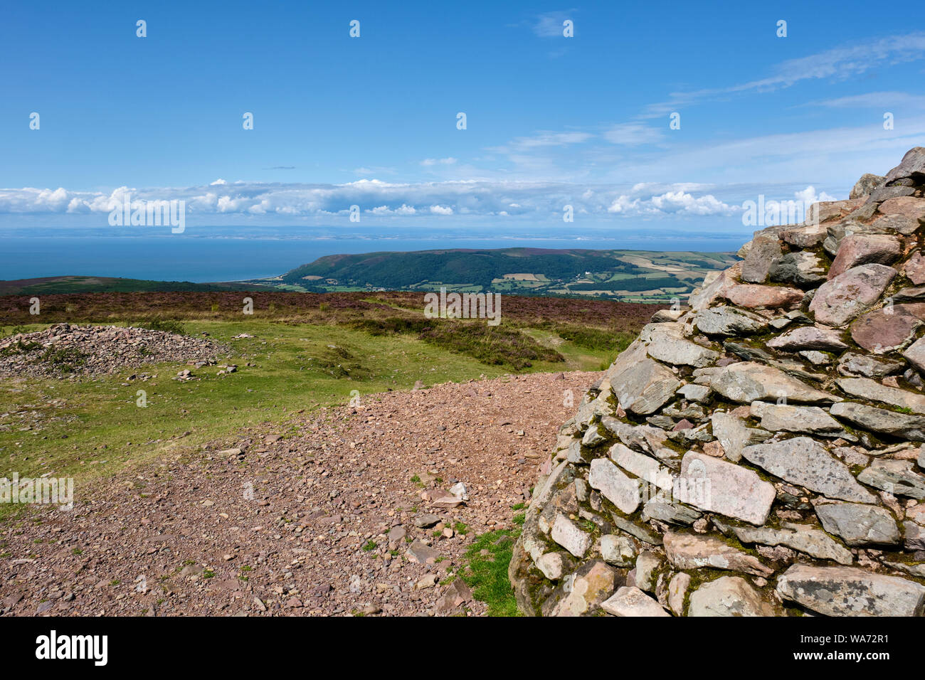 Bossington Hill e il Canale di Bristol e con il Galles in distanza, visto da Dunkery Beacon - il punto più alto di Exmoor, tra Wheddon Croce e Foto Stock