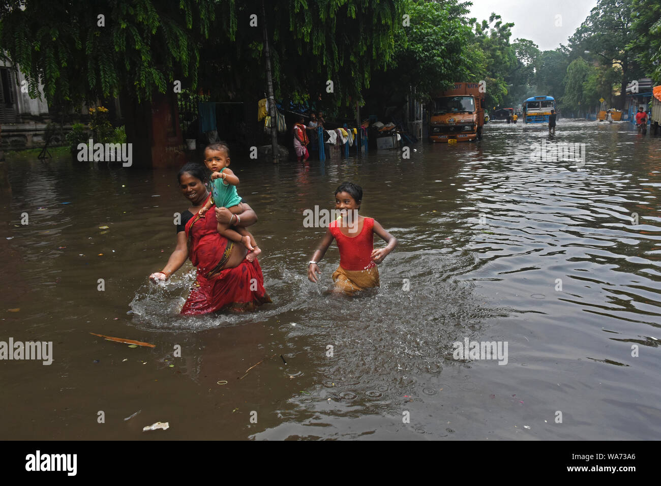 Una donna locale sta andando a rifugiarsi con il suo bambino. Foto Stock