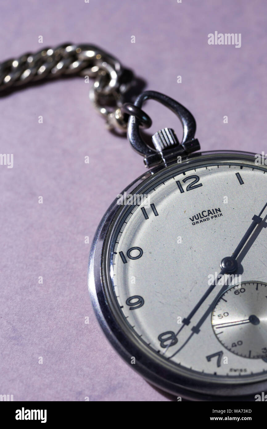 Ancora vita Vulcain vintage Grand Prix orologio da tasca e catena Foto  stock - Alamy
