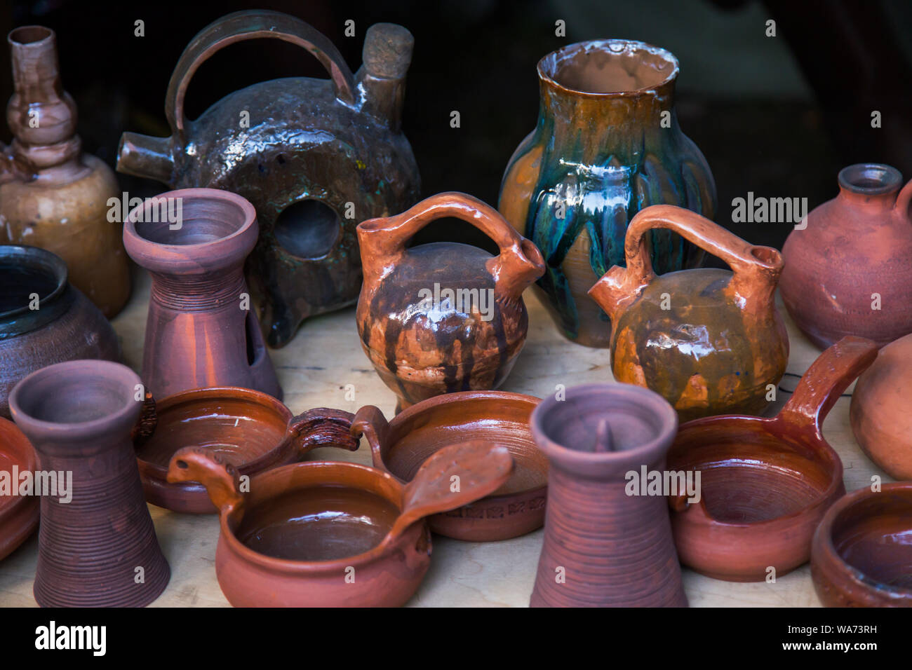 Diverse caraffe di argilla, tazze e bicchieri Foto Stock