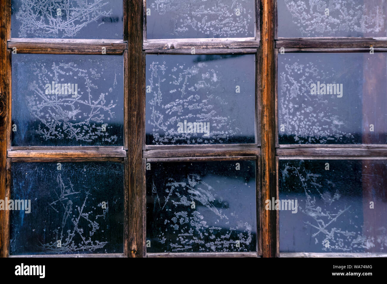 Background e texture - wintage sul telaio di una finestra con vetro congelato con modelli di pupazzo di neve Foto Stock