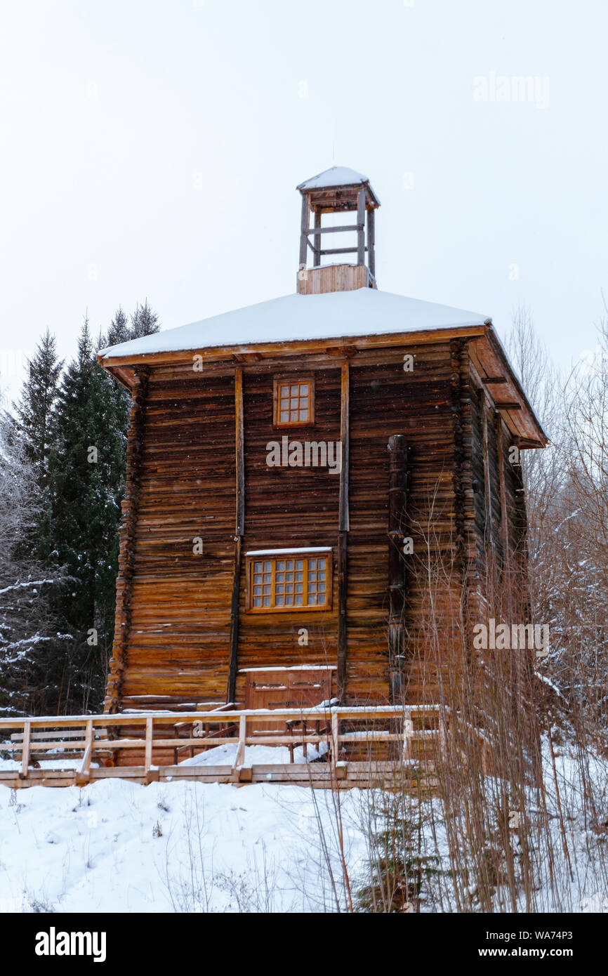 Antica Salina-torre di sollevamento - log in legno che rappresenta la costruzione di un impianto di perforazione sopra il deposito di sale Foto Stock
