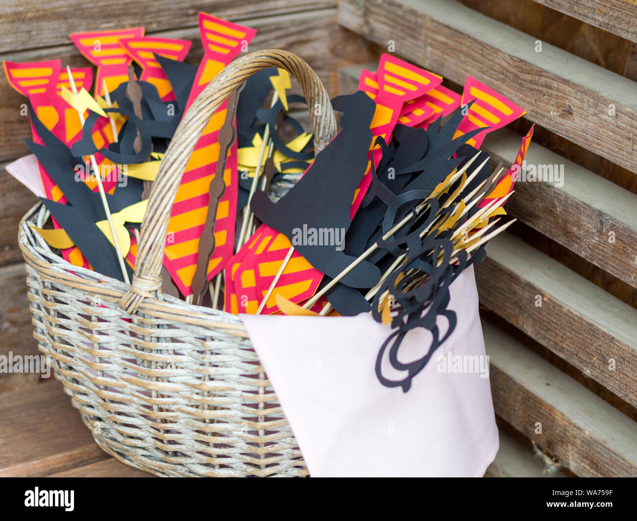 Baffi finti, bicchieri e altri accessori per fotografia in tema di Harry Potter Foto Stock