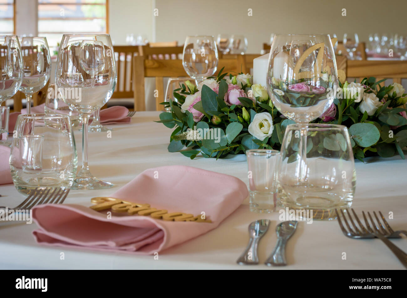 Tabella di nozze decorazioni con fiori, candele e numeri Foto Stock