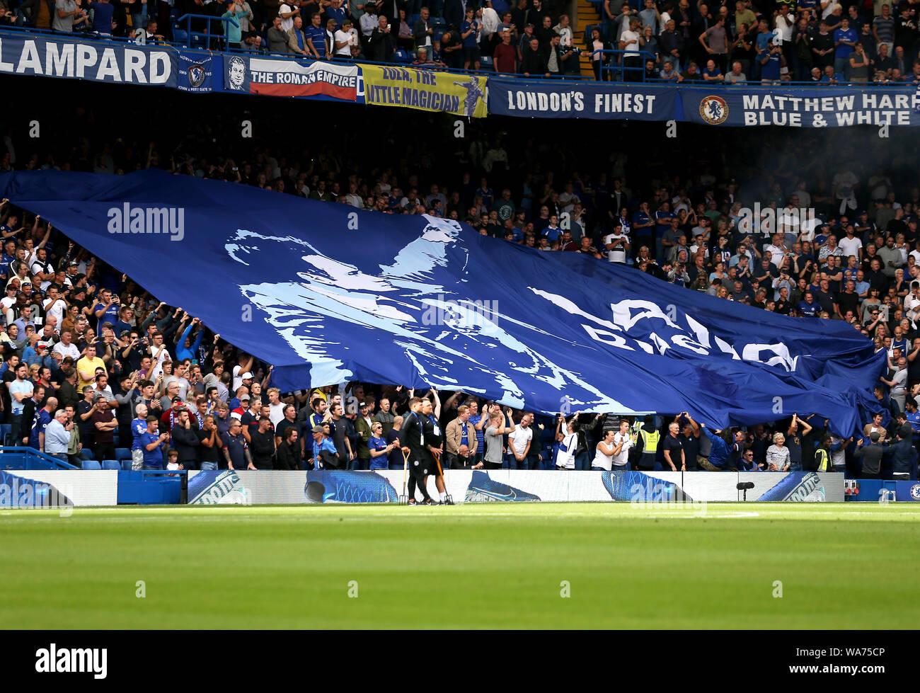 Un banner per celebrare il Chelsea manager Frank Lampard è tirato dai fans prima di kick-off durante il match di Premier League a Stamford Bridge, Londra. Foto Stock