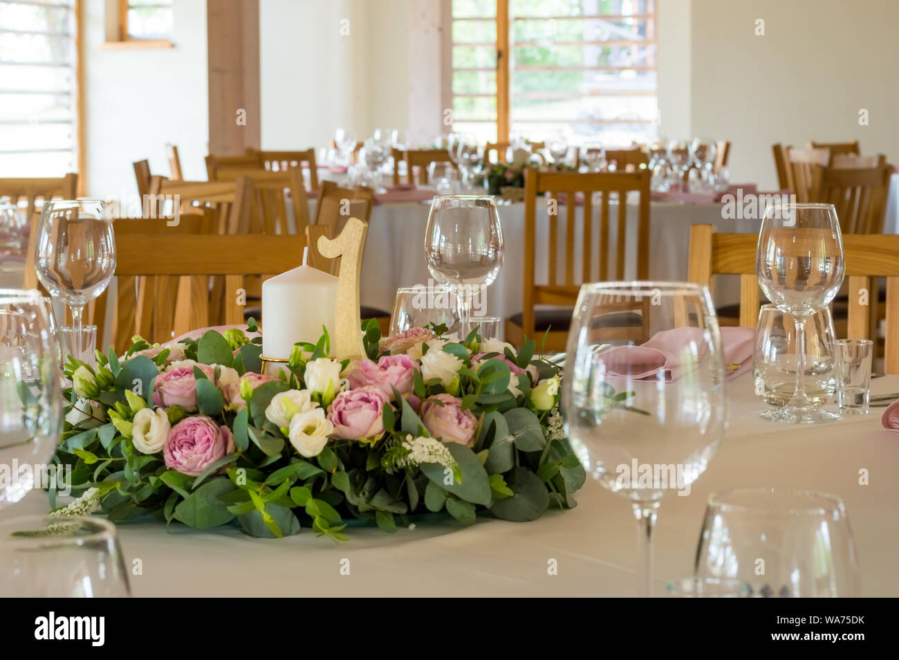 Tabella di nozze decorazioni con fiori, candele e numeri Foto Stock