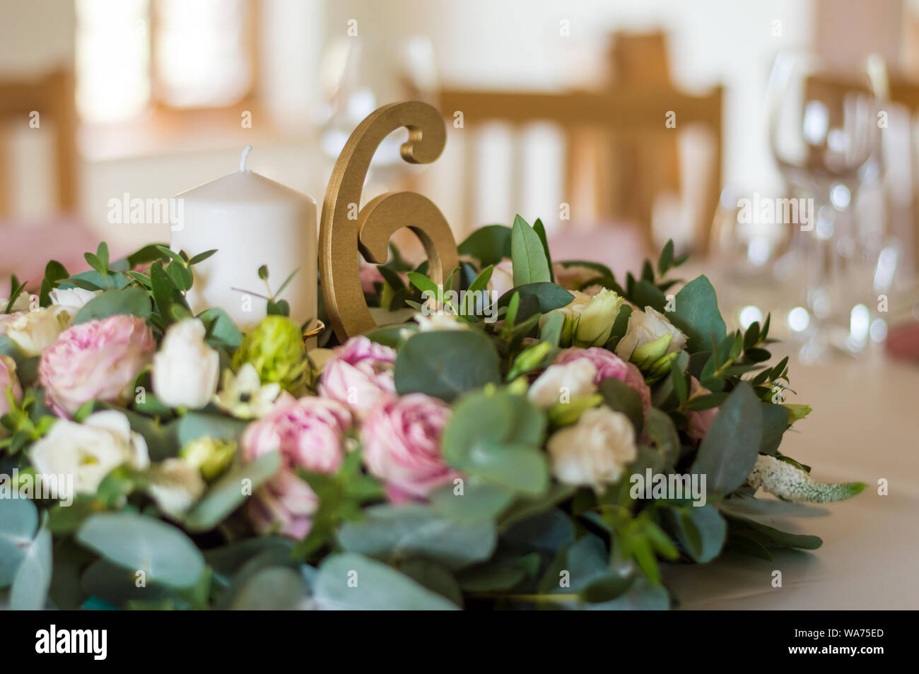 Tabella di nozze decorazioni con fiori, candele e numeri Foto Stock