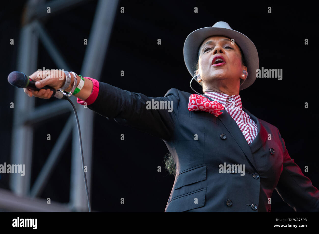 Ska, 2 tono outfit Il Selecter effettuando in corrispondenza di WeyFest 2019 Festival di musica. Foto Stock