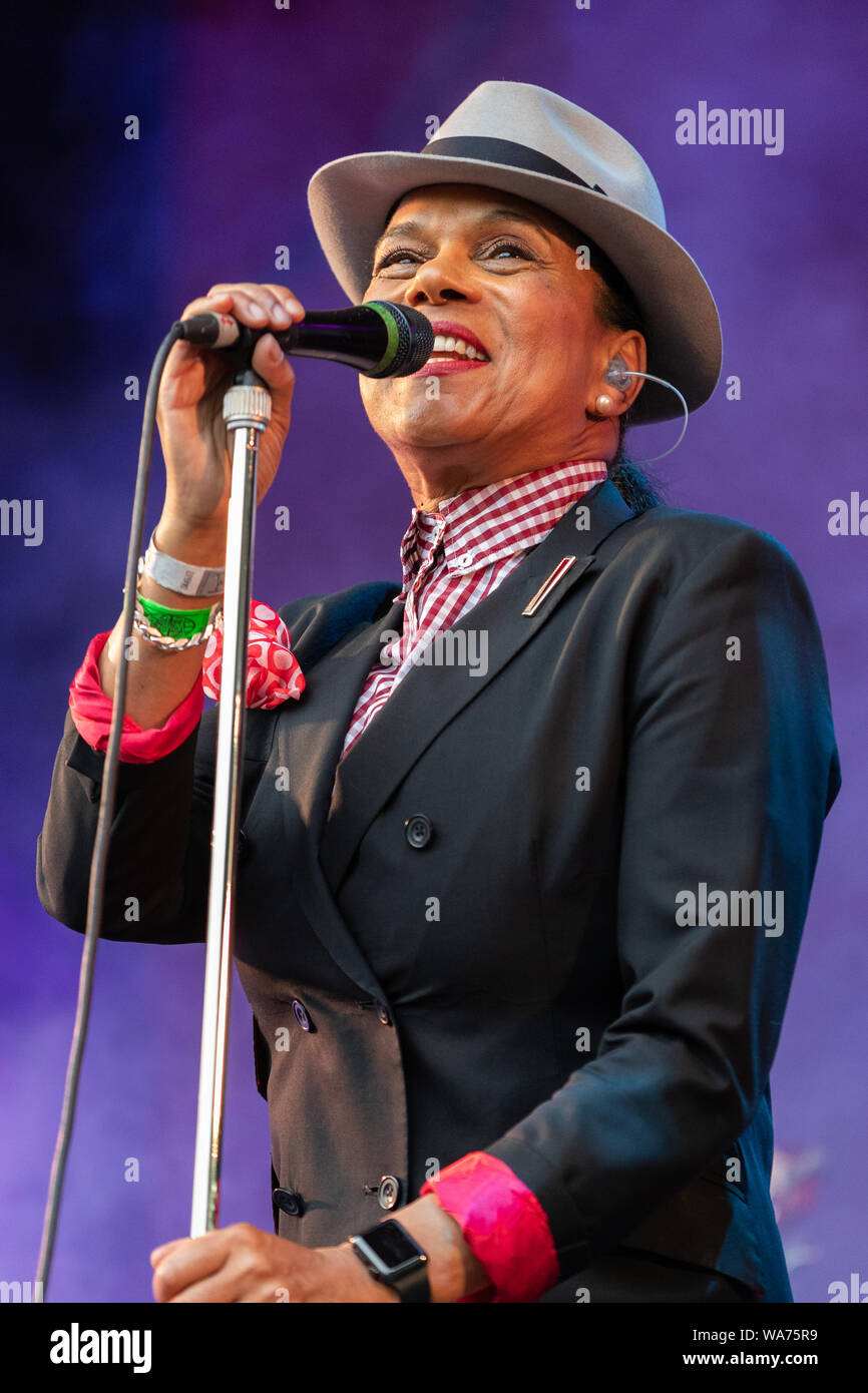 Ska, 2 tono outfit Il Selecter effettuando in corrispondenza di WeyFest 2019 Festival di musica. Foto Stock