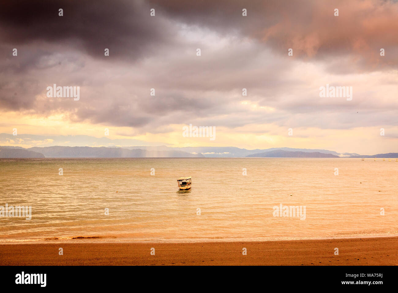 Tempesta su Pavon Bay sulla costa del Pacifico di Costa Rica Foto Stock