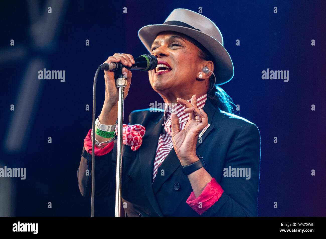 Ska, 2 tono outfit Il Selecter effettuando in corrispondenza di WeyFest 2019 Festival di musica. Foto Stock