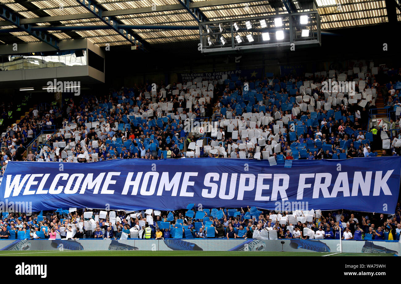 Un banner per celebrare il Chelsea manager Frank Lampard è tirato dai fans prima di kick-off durante il match di Premier League a Stamford Bridge, Londra. Foto Stock