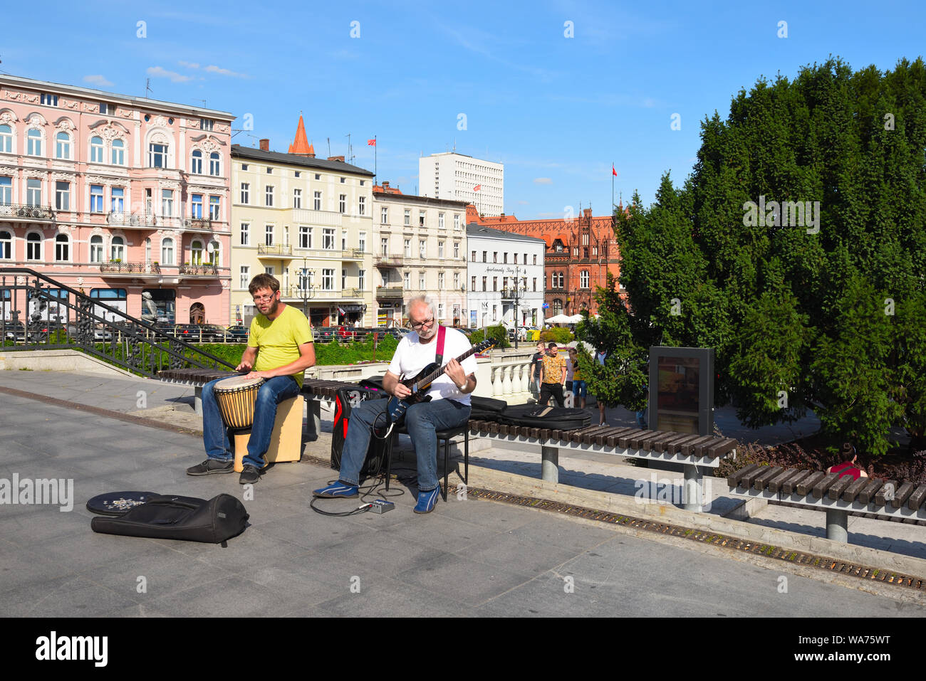 Bydgoszcz Polonia - Agosto 15, 2019: musicisti di strada su Mostowa street presso il fiume Brda Foto Stock