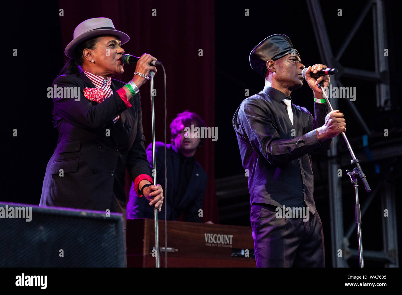 Ska, 2 tono outfit Il Selecter effettuando in corrispondenza di WeyFest 2019 Festival di musica. Foto Stock