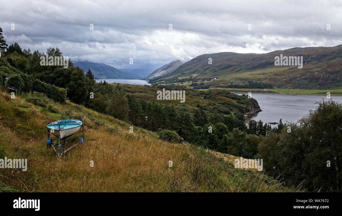 Ullapool Hill e il bricchi, sopra Ullapool e Loch Ginestra Foto Stock