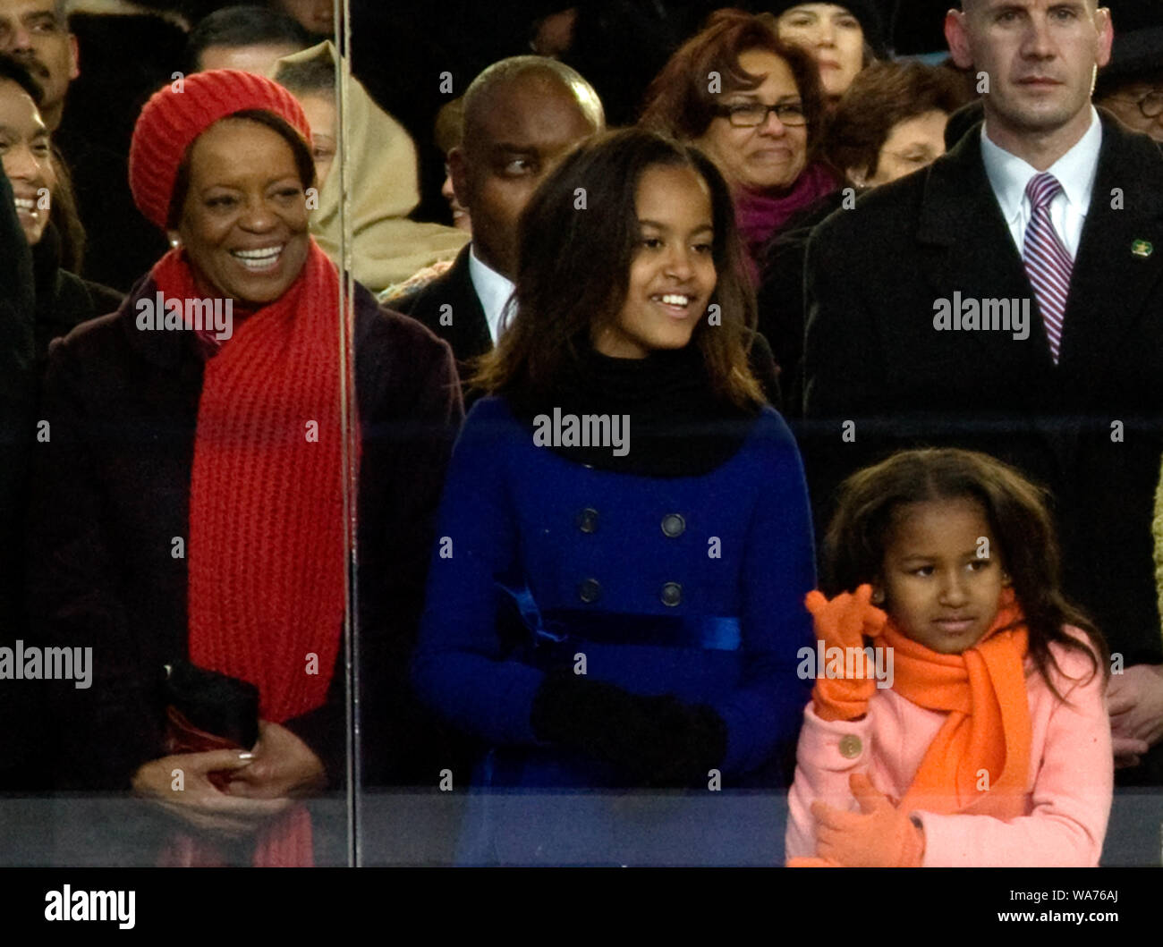 2009 sfilata inaugurale. Michelle Obama la madre, Protezioni Mariano viste Robinson sfilata con Malia e Sasha Obama dietro il vetro nel supporto di visualizzazione di fronte alla Casa Bianca di Washington, D.C. Foto Stock