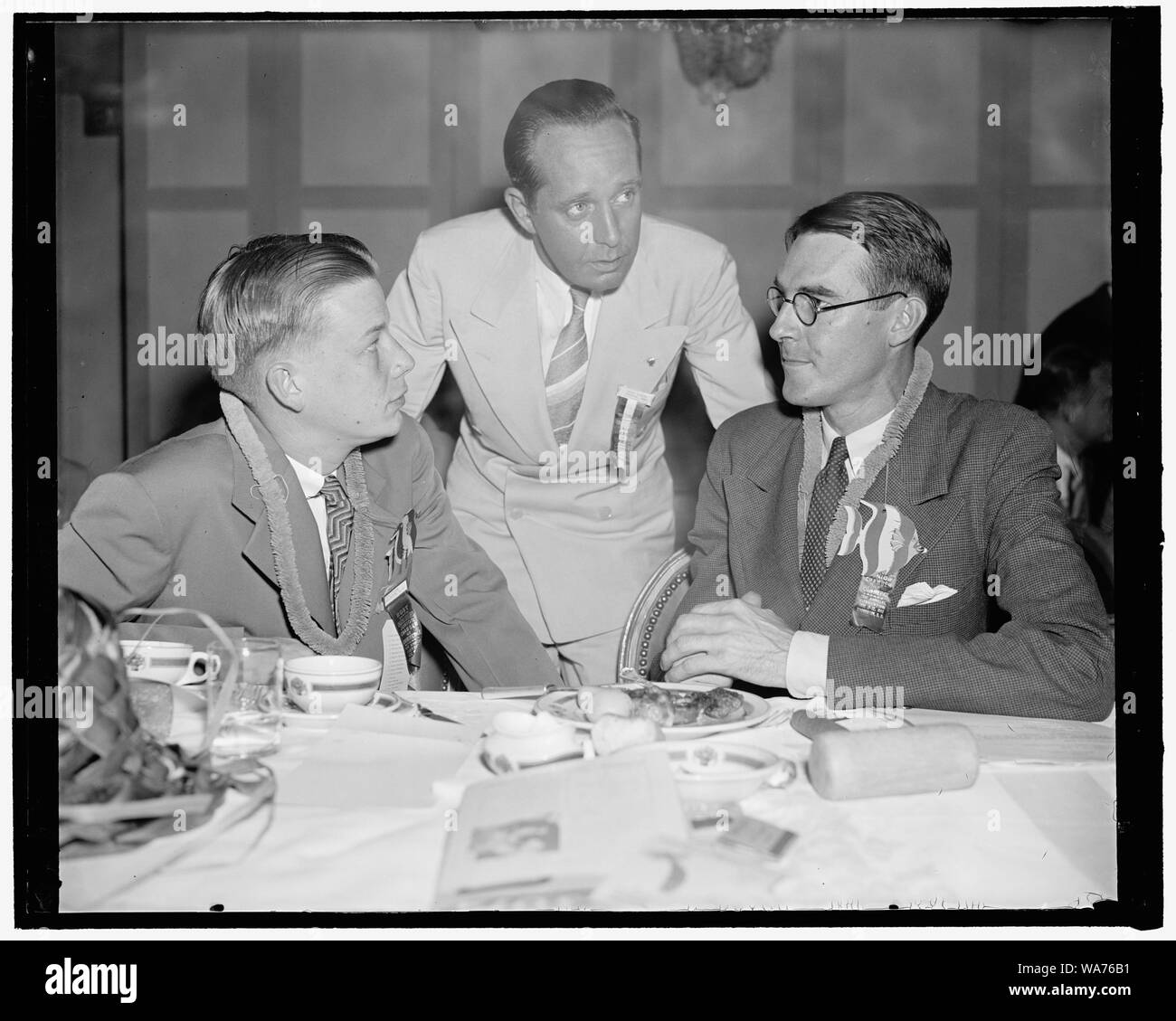 Xxi convegno annuale degli Stati Uniti Camera di Commercio di sessione. Washington, 19 giugno. Duemila delegati assemblato nel Mayflower Hotel oggi per l'apertura formale del XXI Convegno annuale degli Stati Uniti Junior Camera di Commercio. Caustically condanna la dittatura di Hitler e Mussolini, Perry Pipkin, Tennessee, presidente dell'anno, oggi ha dichiarato che l'isolamento è morto un problema e che gli Stati Uniti devono essere indissolubilmente legato in Inghilterra e in Francia se il 'Atlantic civiltà' è per sopravvivere. Pipkin raccomandato ai delegati che si debbano adottare misure immediate per Foto Stock