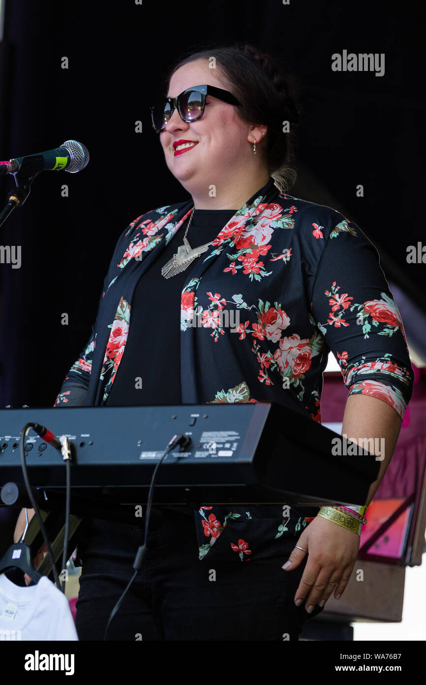 Polly Haynes effettuando in corrispondenza di WeyFest 2019 Festival di musica Foto Stock