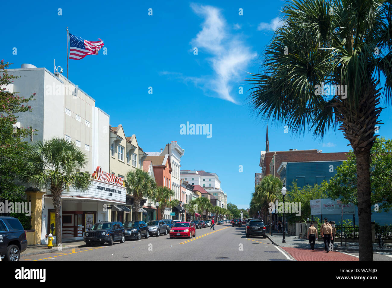 CHARLESTON, SC, Stati Uniti d'America - 4 agosto 2019: una bandiera americana vola sopra un vecchio cinema in una fila di edifici colorati fodera King Street. Foto Stock