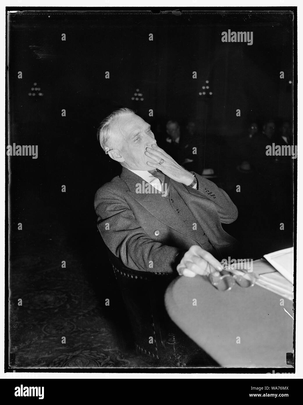 Sessanta per cento di Akron, O. popolazione ora sul rilievo, muore detto comitato. Washington D.C., nov. 15. Testimoniare oggi la prima casa Commissione indagando Un-American attività, C. Nelson scintille, Akron, O., ex Sindaco e Presidente di una legge e ordine League durante il 1936 sciopero in gomma, ha dichiarato che il 60 percento della città la popolazione è ora vive sul governo o stato controlli di rilievo dato che la gomma società decentralizzate le loro operazioni dopo un ondata di scioperi Foto Stock