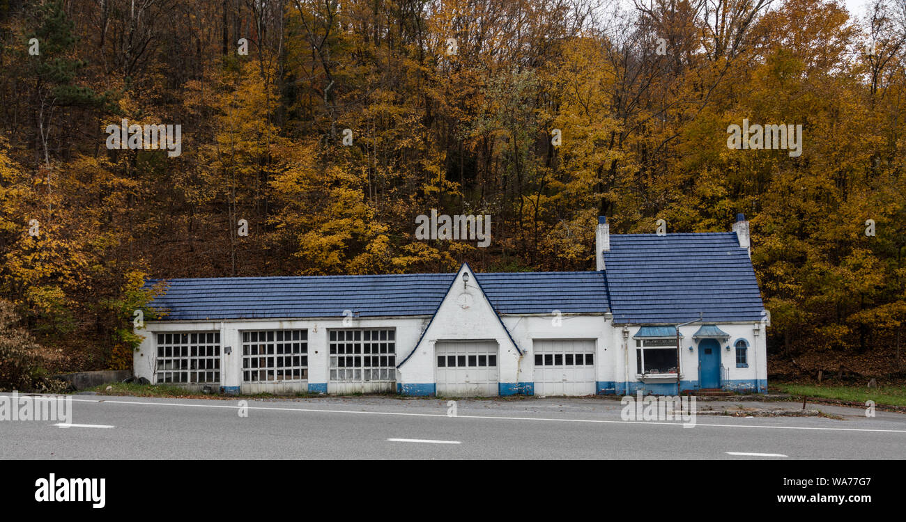 Un classico, se un po' più grande rispetto agli altri, il vecchio olio puro stazione, con il suo marchio ad alto tetto spiovente in Bramwell, West Virginia, un ben conservato di città più noto per avere il maggior numero di milionari pro capite di qualsiasi città degli Stati Uniti verso la fine di 1800s. Questa stazione che, atipicamente, in primo piano tre alloggiamenti per riparazione, è stata costruita nel 1938 Foto Stock