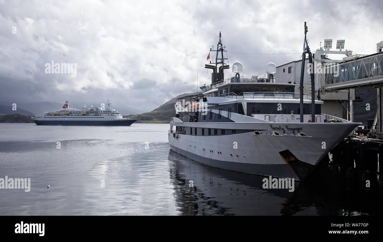 Varietà Voyager, con Black Watch, Loch Ginestra, Ullapool Foto Stock