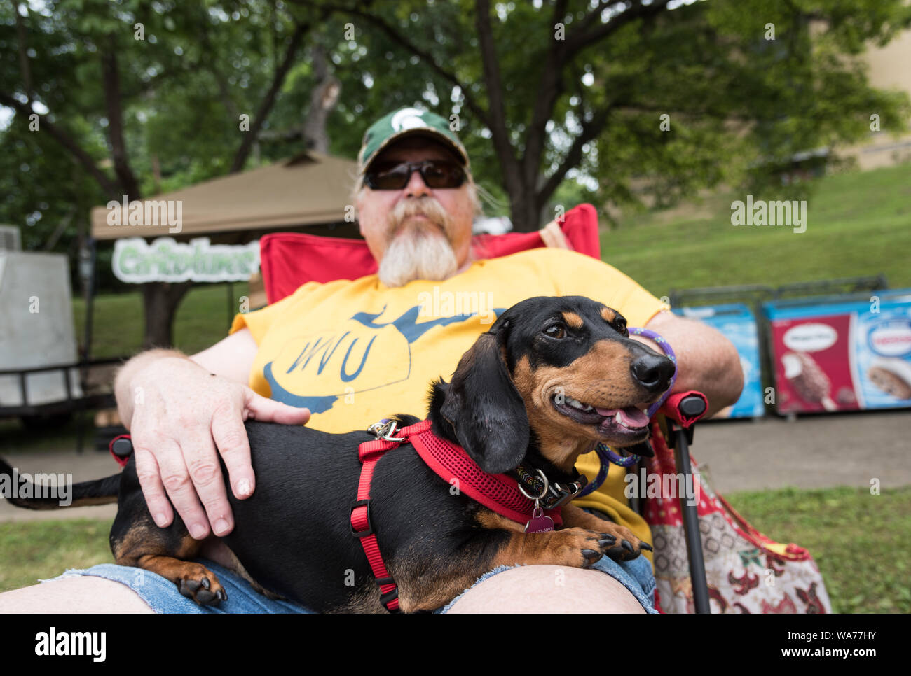 Un concorrente, Zsazsa, e il suo proprietario, Richard Wismara, all'annuale Weiner Razze di cani, parte del lato ovest strada principale programma e FestivAll Charleston a motivo di una middle school di Charleston, West Virginia Foto Stock