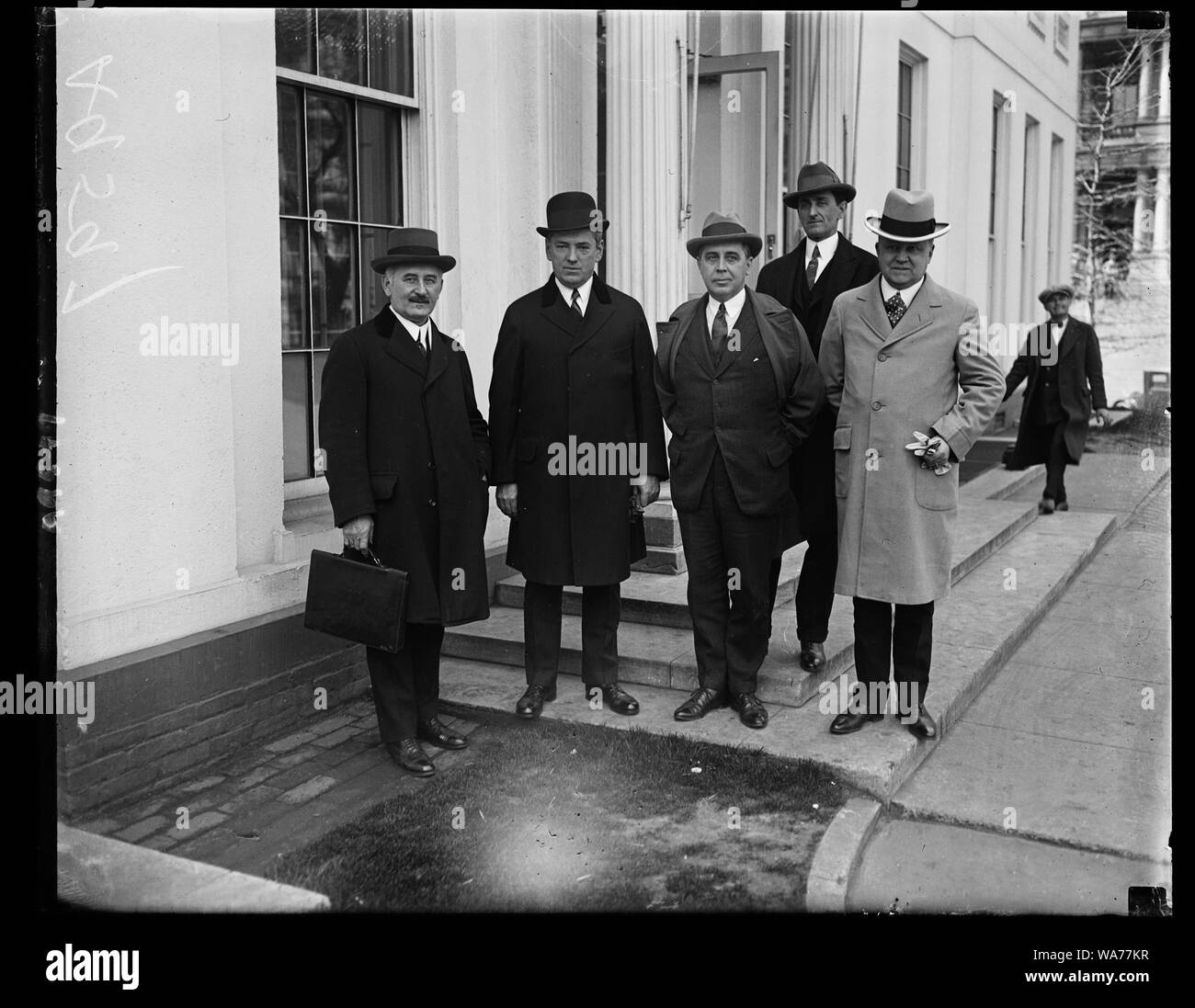 Una delegazione da Boston, presieduta dal Sindaco James F. Curley, chiamato su Pres. Coolidge, Aprile 6, esortandolo a stabilire un ospedale per i veterani a Fort forte, appena fuori di Boston. (Da sinistra a destra): Dott. David J. Johnson, Sindaco Curley, E. Mark Sullivan, Frank B. Howard e Standish Willcox [Casa Bianca di Washington, D.C.] Foto Stock
