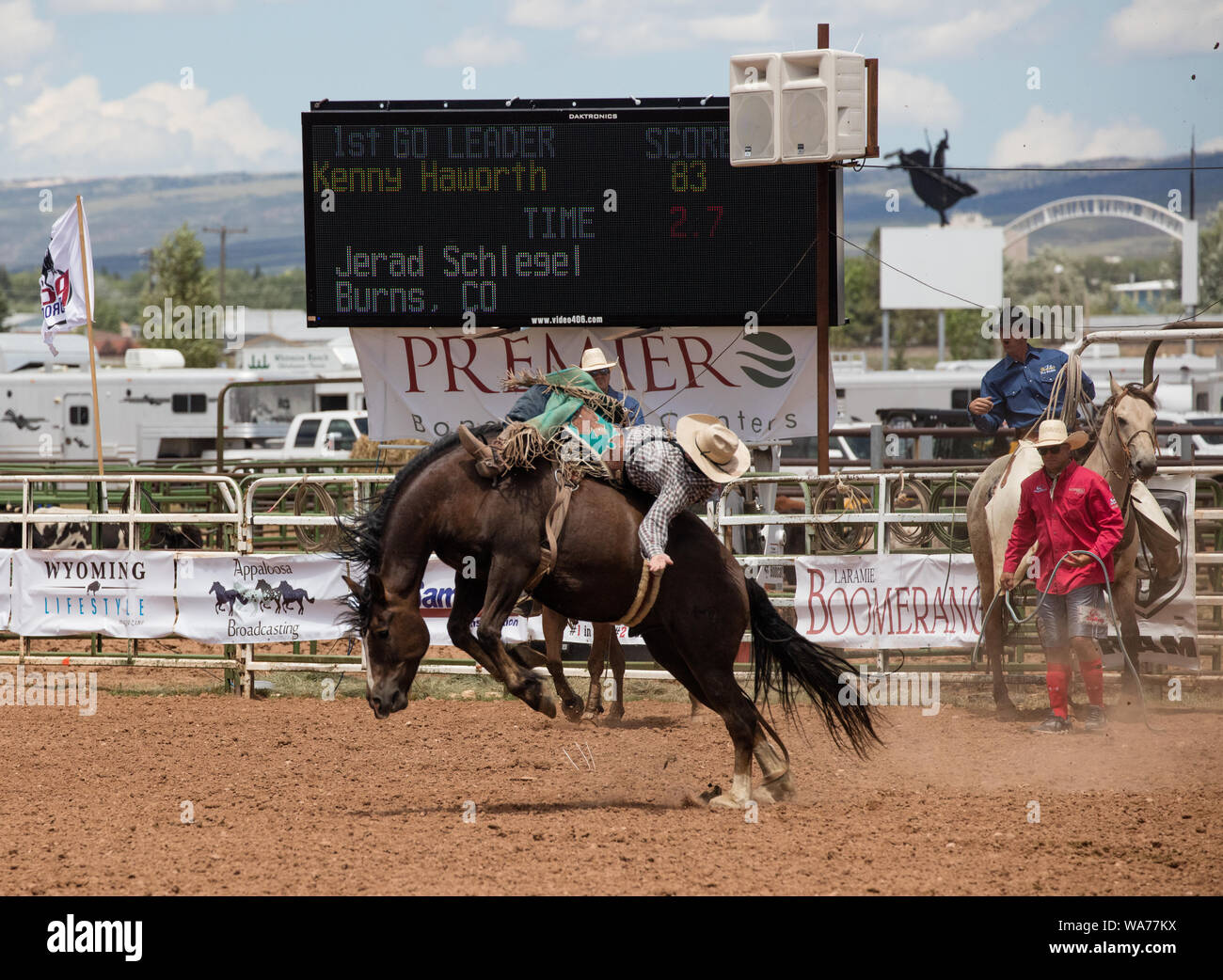 Un cowpoke non resta molto tempo a bordo di questo strappi bronco in corrispondenza di una grande piscina rodeo che è una funzione dell'annuale (in questo caso settantacinquesimo anniversario) Giubileo festival A Laramie, Wyoming Foto Stock