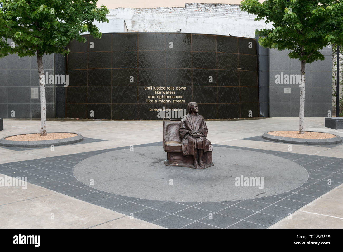 Una vita-size statua in bronzo di afro-americano di civile-diritti valorosa Rosa Parks, seduti su un autobus da banco, il punto focale di una plaza a Dallas Area Rapid Transit, o DART, stazione che è stato completato nel 2009 a Dallas, Texas Foto Stock