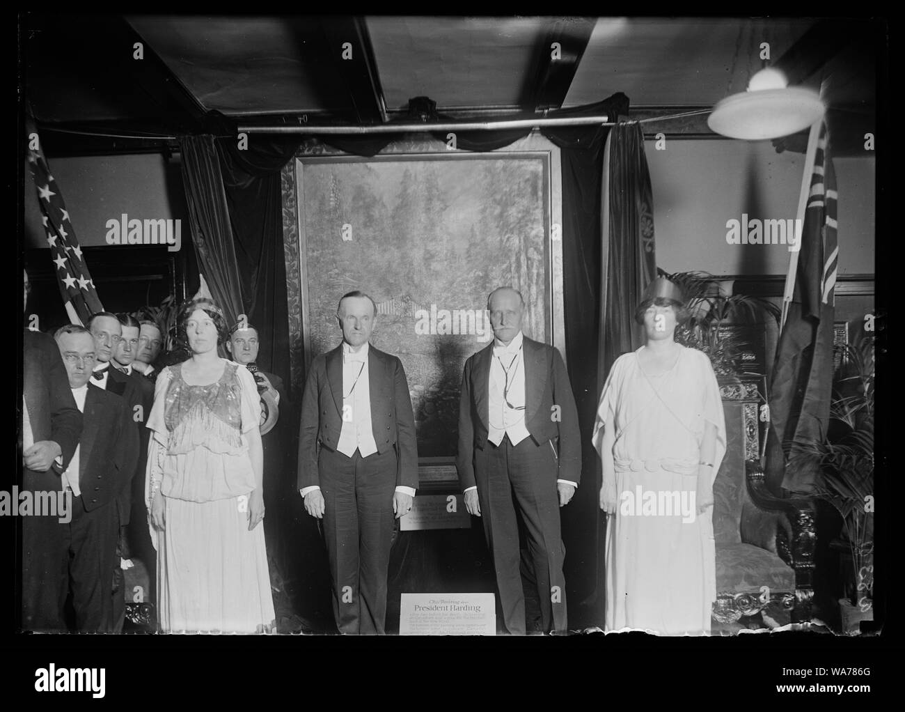 Una grande mostra di pittura tardo Pres. Harding rivolgendosi a una folla di 40.000 persone a Vancouver B.C., è stato presentato al Nat'l Pres Club da Vancouver Sun, 8 maggio. La pittura è intitolata Presidente Harding in Canada. Lft. a rt. nel gruppo: Miss America (Miss Marguerite Meakin), Pres. Coolidge, Sir Esme Howard, ambasciatore britannico, e Miss Canada (Miss Letta Craig). Le giovani donne sono entrambi da Washington Opera Co. Foto Stock