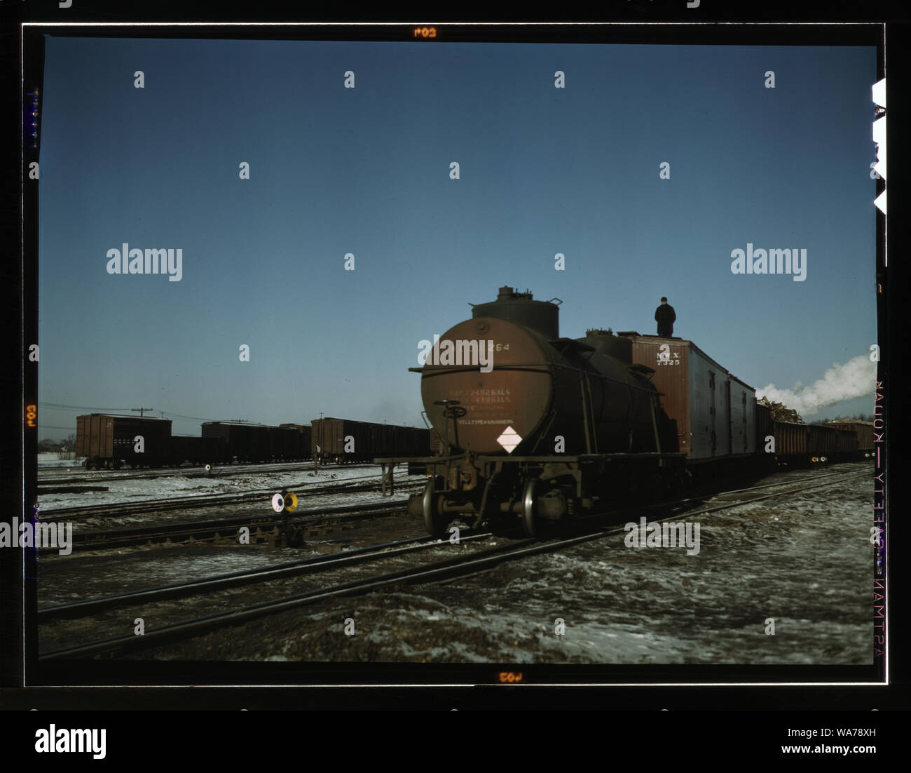 Un treno (o taglio) essendo spinto al di fuori di un cantiere di ricezione verso la gobba. Un brakeman giostre di ciascun treno di segnalare l'ingegnere in locomotiva a posteriori; condizione cantiere, C & NW RR., Chicago, Ill. Foto Stock