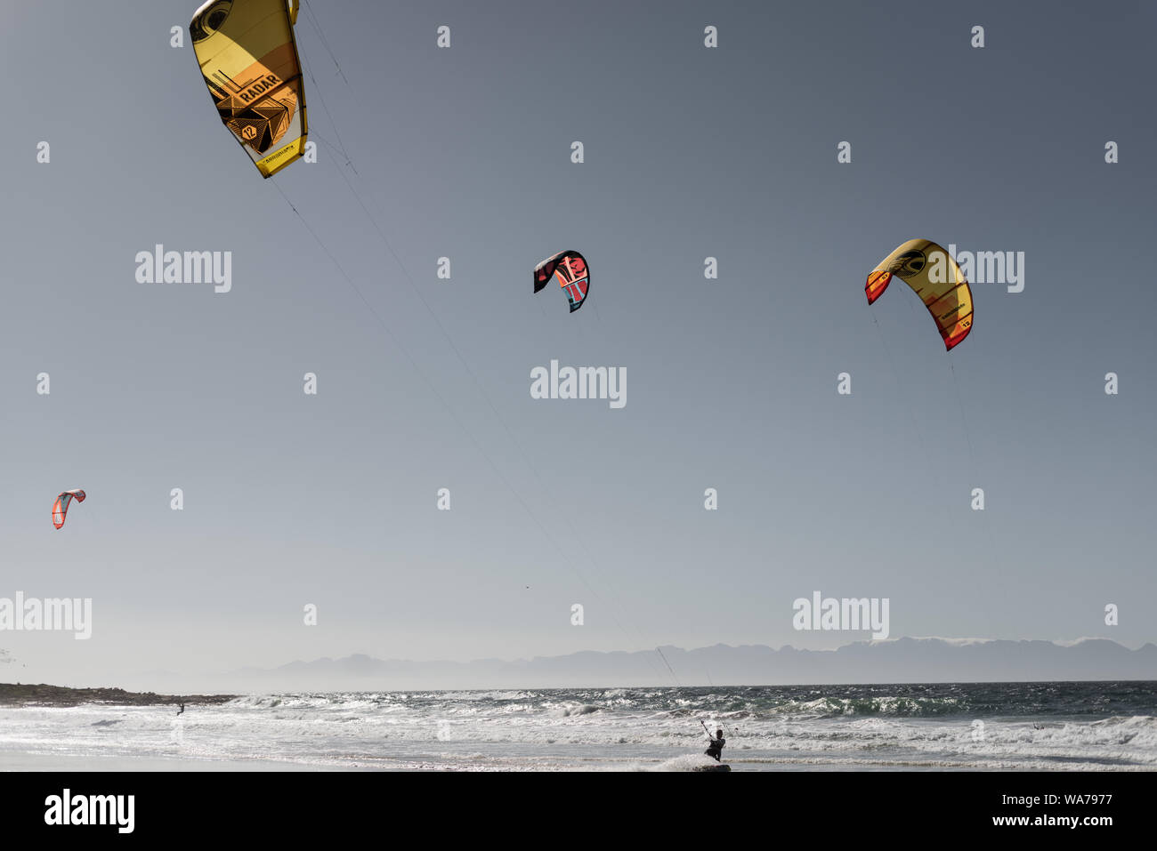 Kiteboarders su Glencairn beach in Sud Africa False Bay costa, vicino alla città di Cape Town Foto Stock