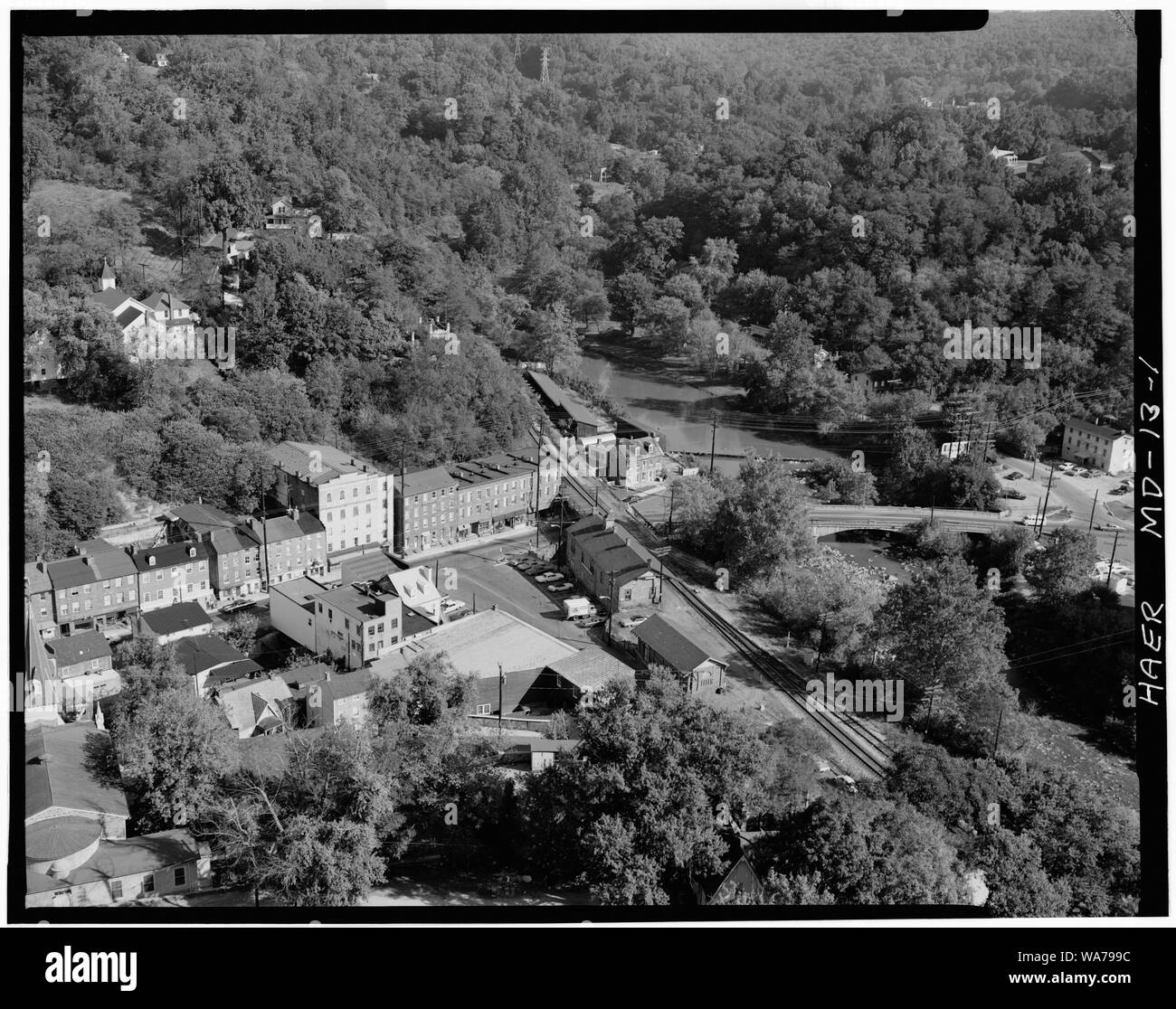 Vista aerea della stazione che mostra rapporto contestuale con ELLICOTT CITY, guardando a Nord - Baltimore e Ohio Railroad, Ellicott mulini della Stazione, lato sud della Strada Statale Route 144, Ellicott City, Howard County, MD Foto Stock