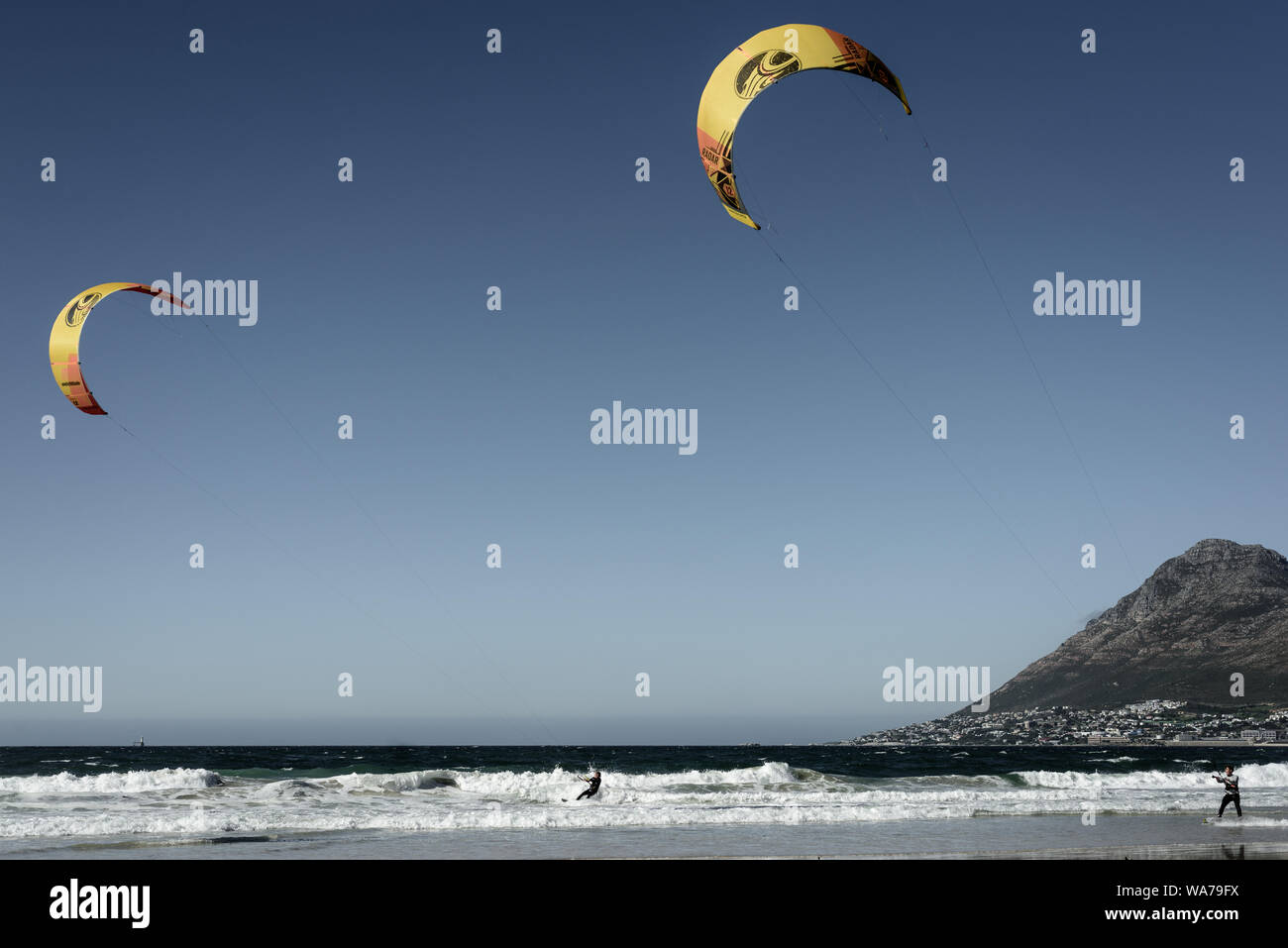 Kiteboarders su Glencairn beach in Sud Africa False Bay costa, vicino alla città di Cape Town Foto Stock