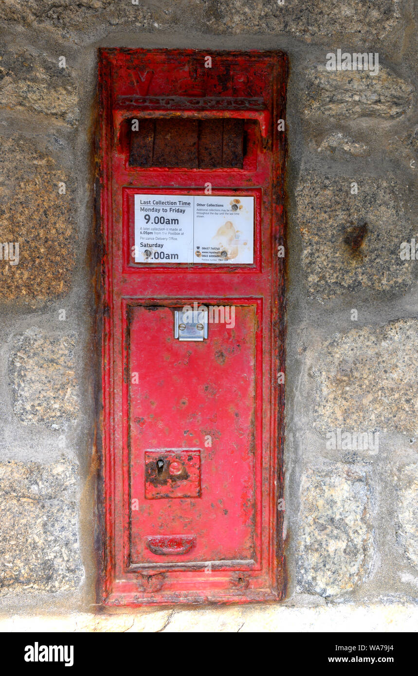 Victorian post box set in una parete a St Michael's Mount, Marazion, Cornwall, Regno Unito Foto Stock