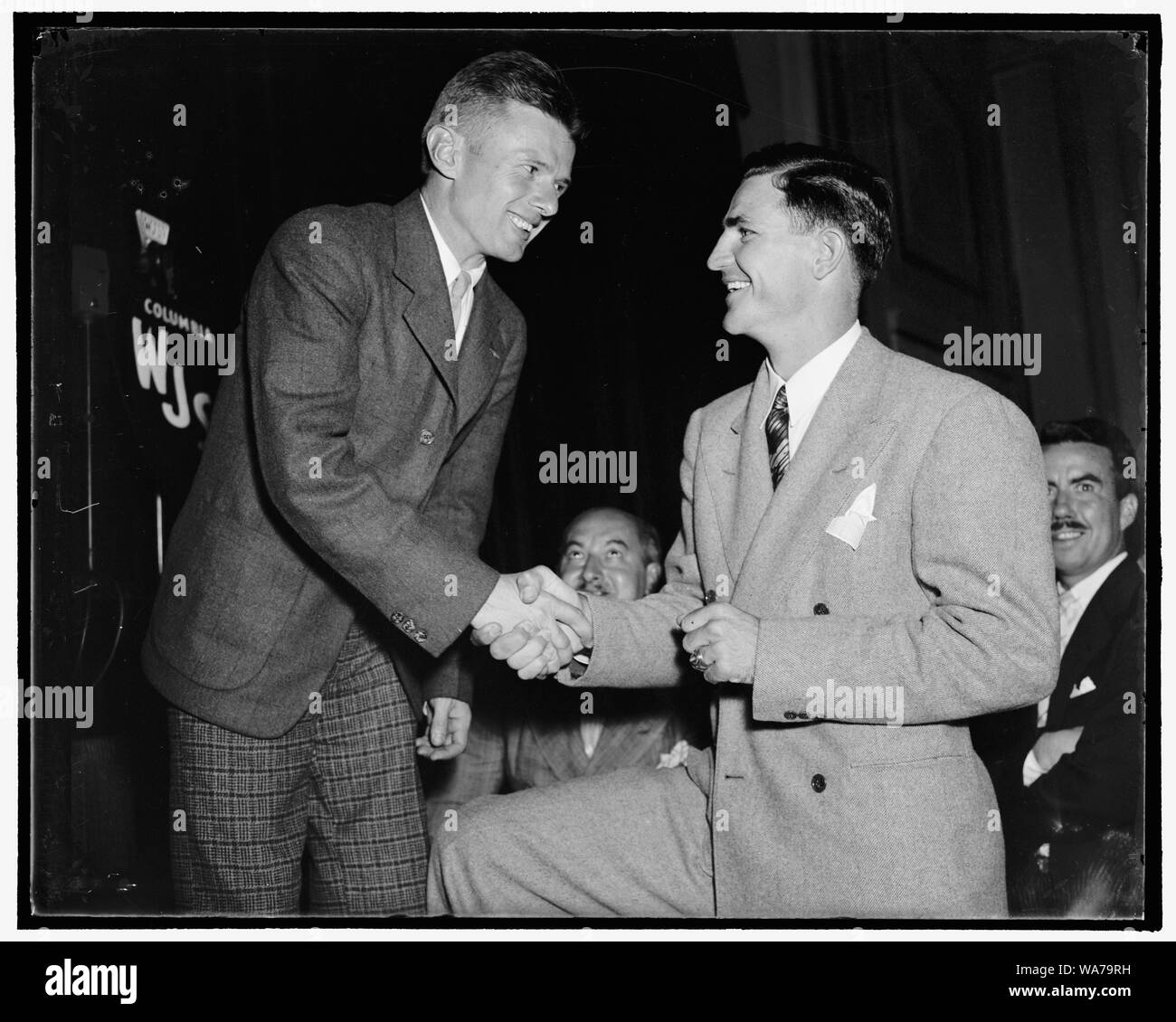 Ace Passirio e sbagliato flyer soddisfare. Washington, 11 agosto. Champions nei loro campi. Doug in modo errato Corrigan, che è stato accolto con grande soddisfazione nella Capitale della Nazione, saluta Sammy Baugh, Ace Passer di Washington Redskins squadra di calcio professionistico, in occasione di un ricevimento presso il National Press Club, 8/11/38 Foto Stock