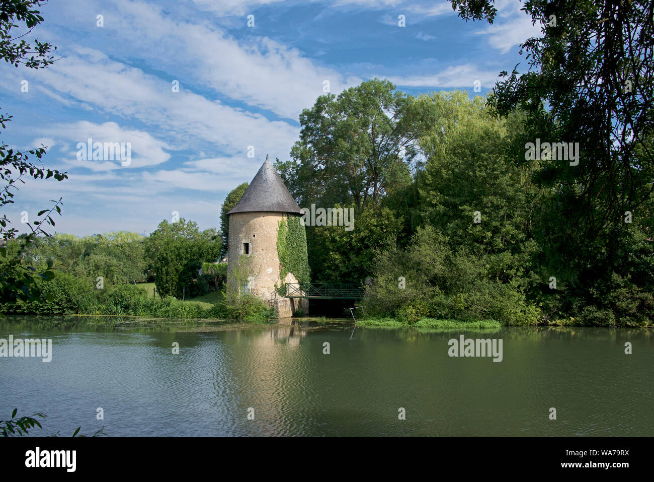 Round Tower Le Loir Fiume Durtal Maine-Loire Francia Foto Stock