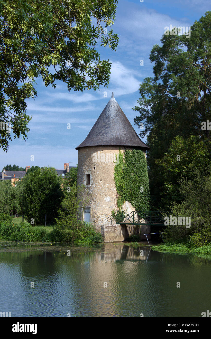 Round Tower Le Loir Fiume Durtal Maine-Loire Francia Foto Stock