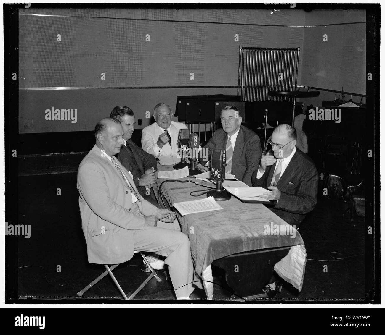 I leader di amministrazione di spiegare il finanziamento di opere di bill in radio tavola rotonda. Washington, 24 luglio. Responsabili dell'amministrazione lotta per passare intatto il cosiddetto "pend-lend" bill sotto la Federal Works Agency, stasera è andato in aria per spiegare il disegno di legge. La tavola rotonda su "Opere finanziamento atto", è stata partecipata da sinistra a destra - Emil Schram, Presidente della richiesta RFC, Segretario di Agricoltura Henry Wallace, Presidente della Commissione delle finanze del Senato attraverso il quale la fattura deve essere segnalato al Senato Sen. Robert Wagner, Sponser del disegno di legge e il leader della maggioranza del Sen. Alben Barkley, e Foto Stock