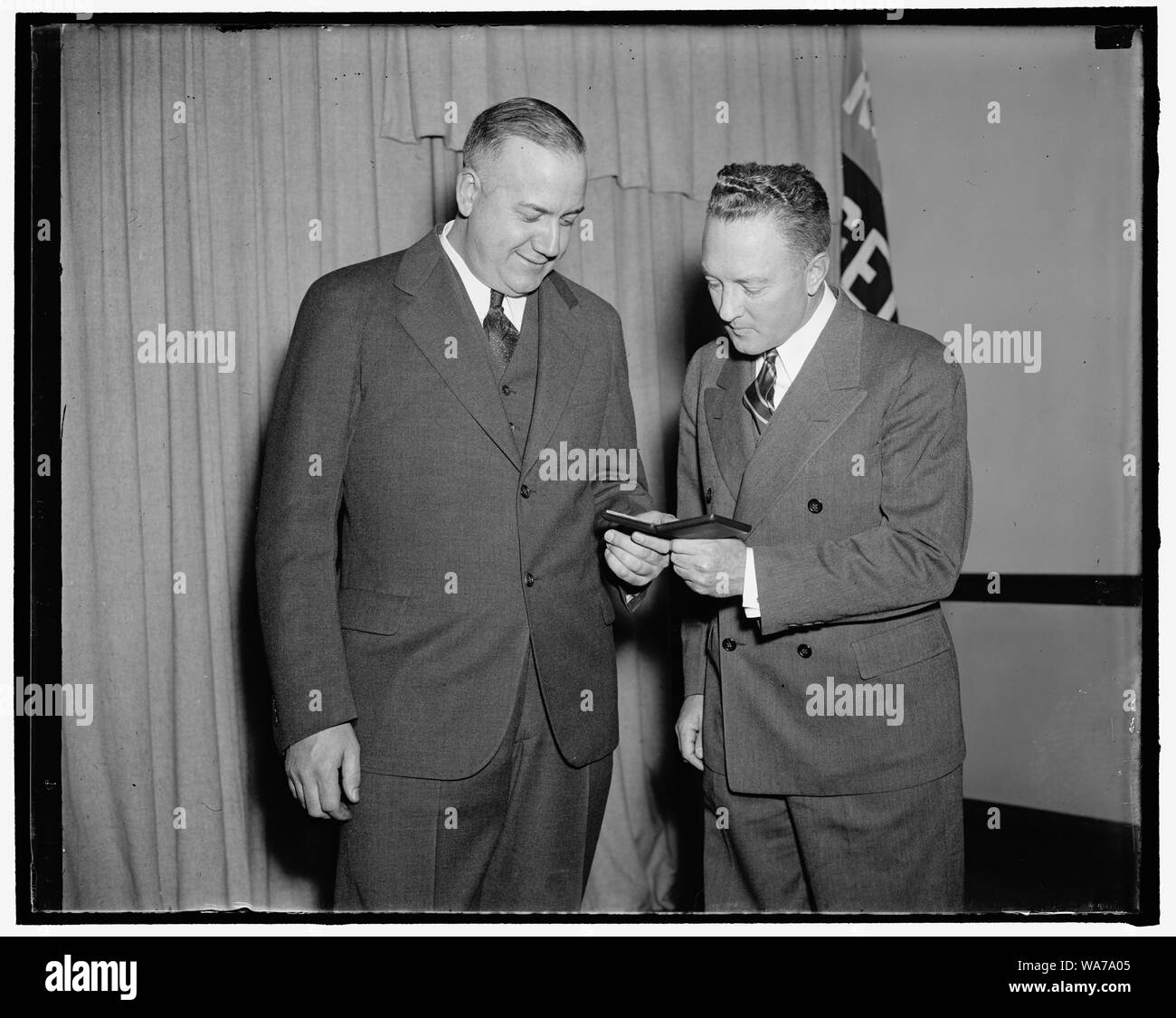 L'ammiraglio Byrd ammira medaglia di aide sulla spedizione in Antartide. Washington, 27 aprile. Ammiraglio Richard E. Byrd ammira la medaglia d oro del National Geographic Society che si è aggiudicato oggi per il Dott. Thomas C. Poulter, (sinistra) senior scientist e secondo in comando del Byrd spedizione in Antartide degli anni 1933-35. La presentazione del premio è stata fatta dal dottor Gilbert Grosvenor, Presidente della National Geographic Society, 4/27/37 Foto Stock