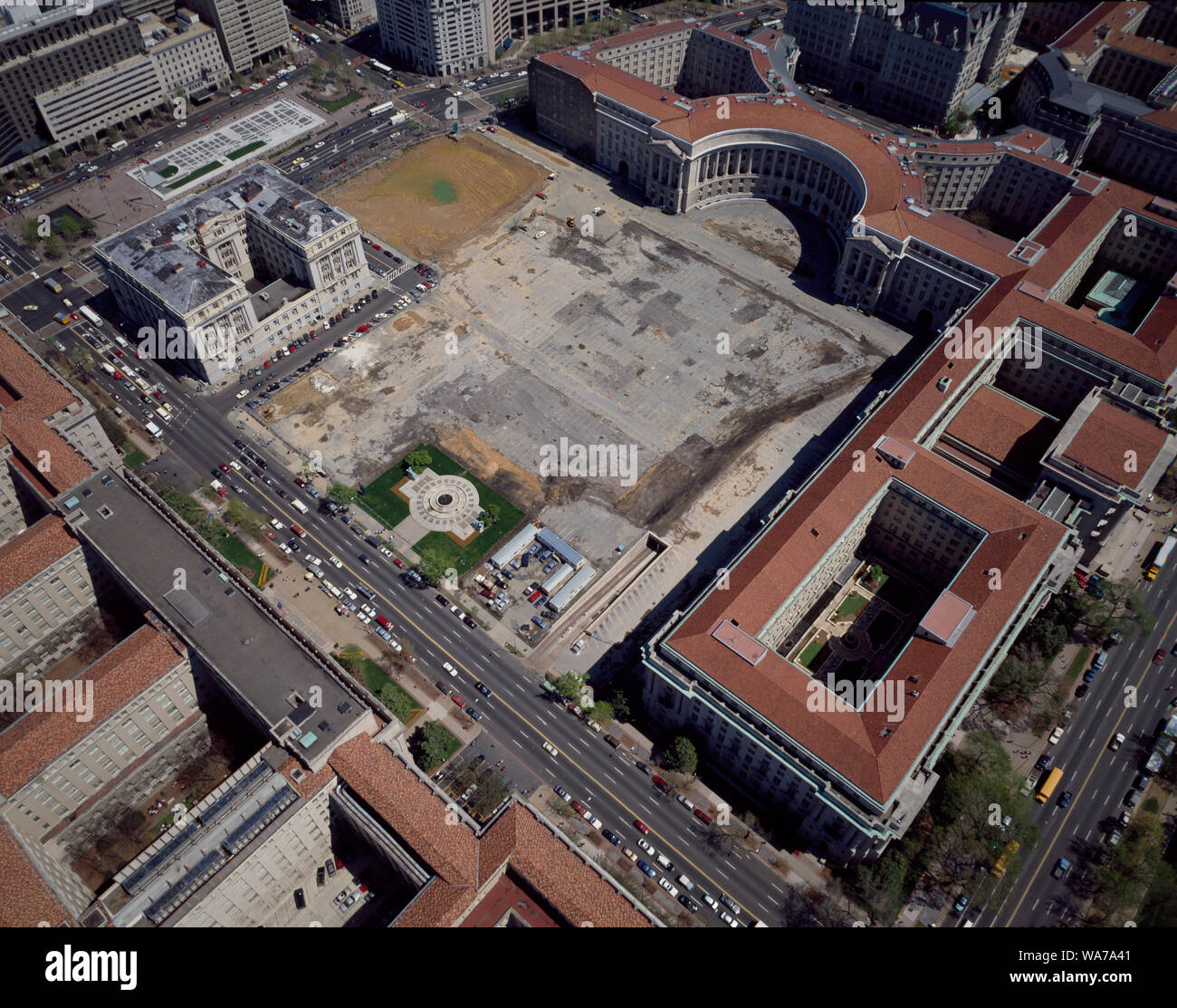 Vista aerea di Washington D.C. Il red-edificio coperto con la tacca è Ariel Rios Post Office Department edificio. L'edificio grigio e accanto ad esso è John A. Wilson Edificio, quartiere o edificio, sede del governo in c.c. Foto Stock