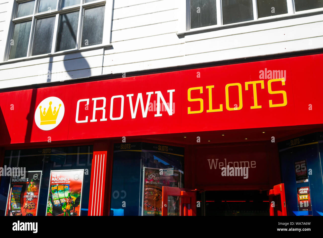 Slot corona retail high street locali offrendo casino gambling su macchine di scanalatura a Darlington Inghilterra Foto Stock