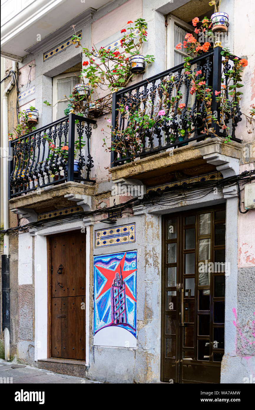 La Coruna architettura, Spagna. edificio del xix secolo con balconi tipici. La Coruna, Spagna Foto Stock